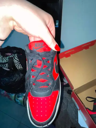 Zapatillas deportivas Nike rojas y negras 23.5cm - miniatura 2