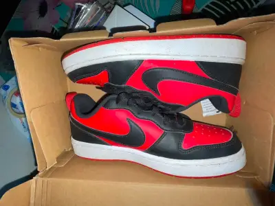 Zapatillas deportivas Nike rojas y negras 23.5cm - miniatura 3