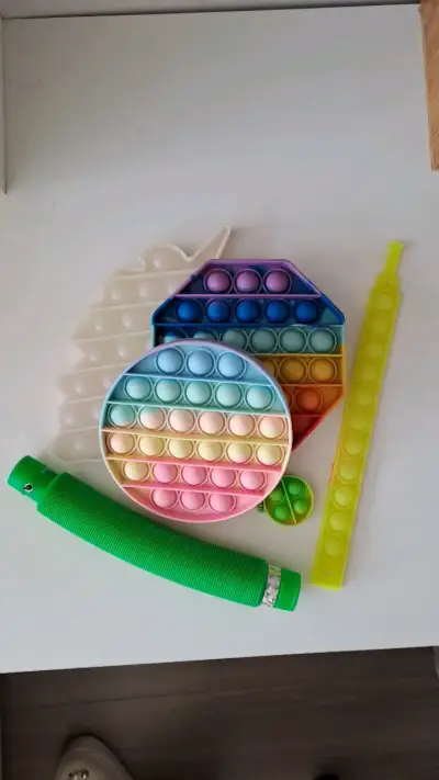 Set de juguetes sensoriales Pop It y tubo luminoso - miniatura 1