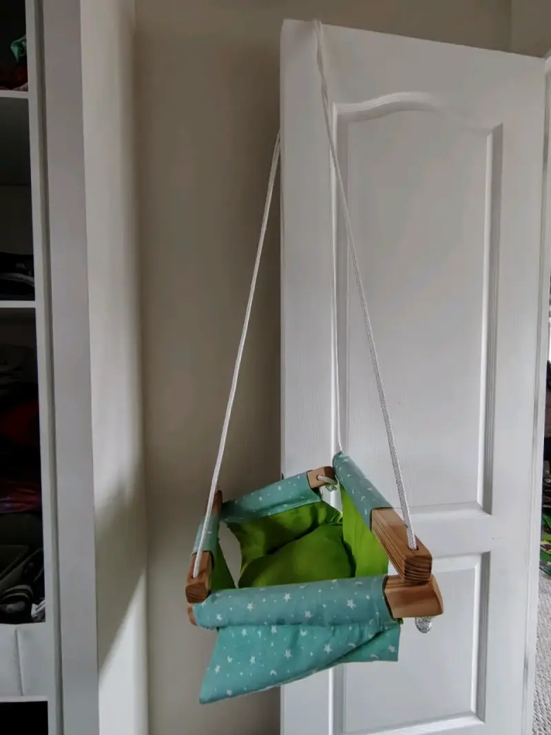 Columpio para bebé de tela y madera - 1
