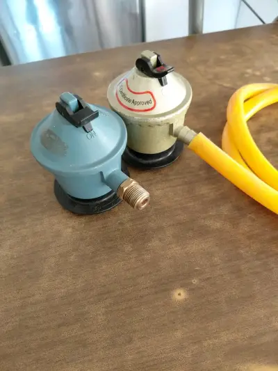Regulador de gas doble con manguera amarilla - miniatura 2