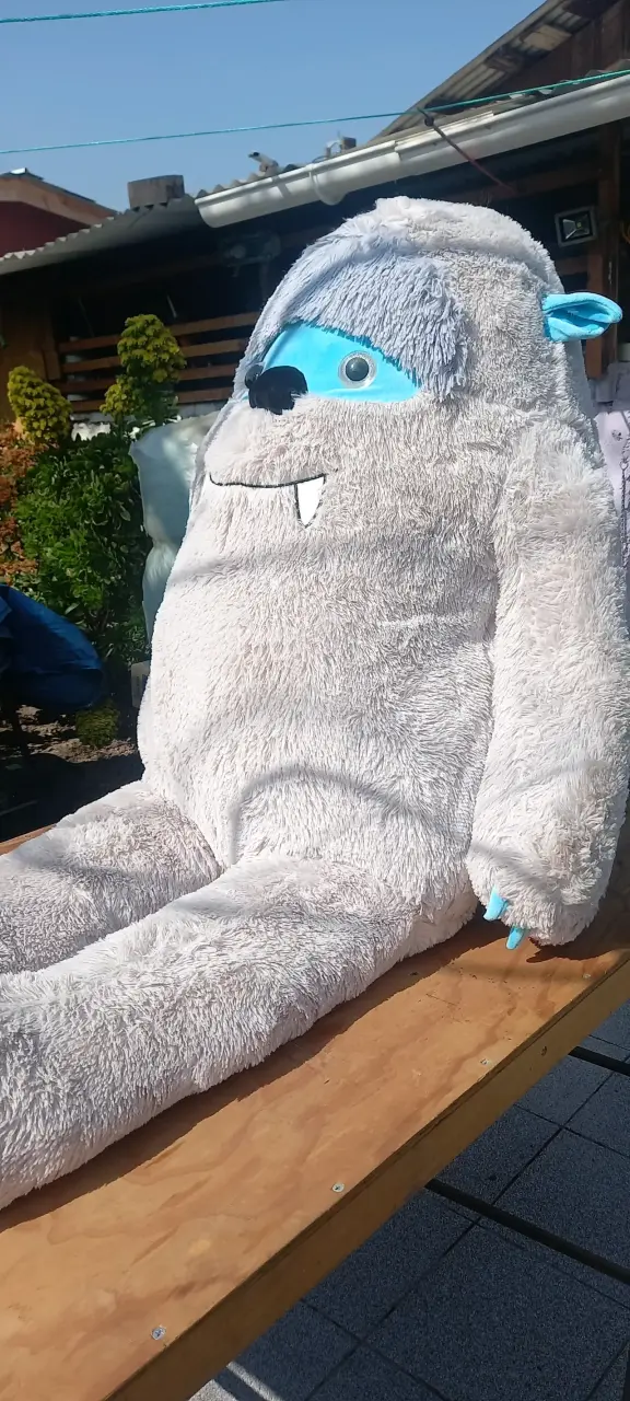 Peluche gigante de monstruo gris y azul