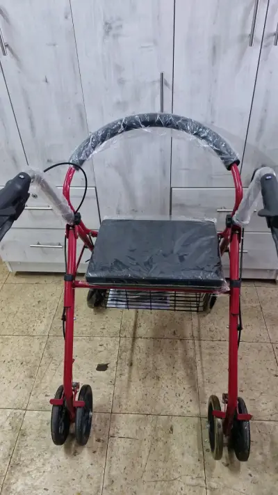 Andador plegable rojo con asiento y frenos - miniatura 3