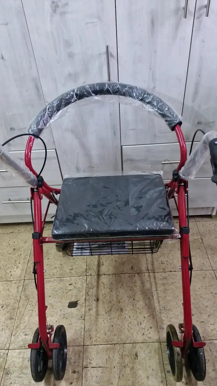 Andador plegable rojo con asiento y frenos - 4