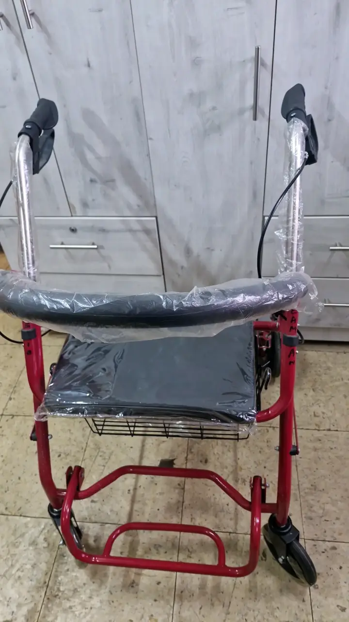 Andador plegable rojo con asiento y frenos - 5