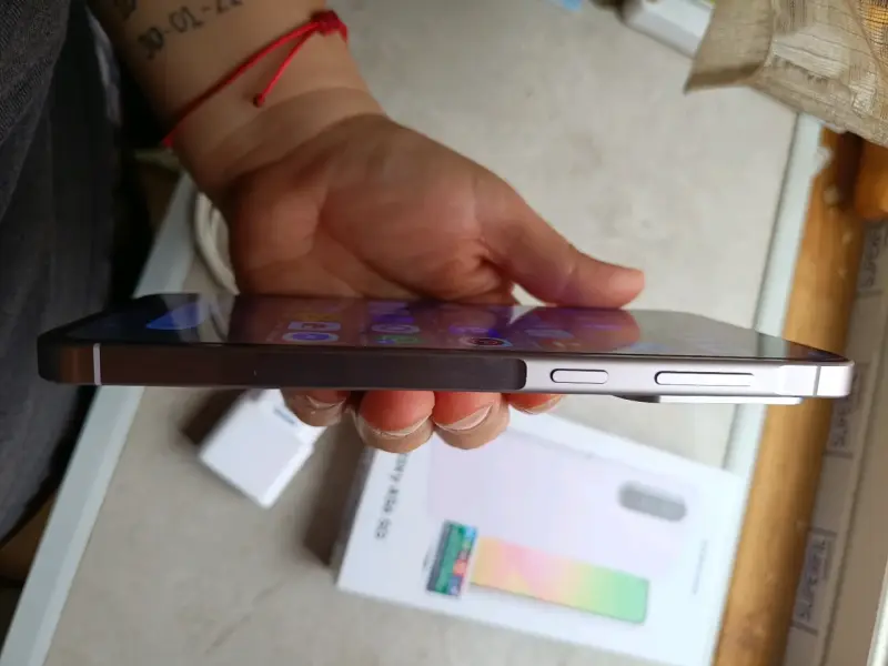 Samsung Galaxy A56 5G con cargador y caja - 3