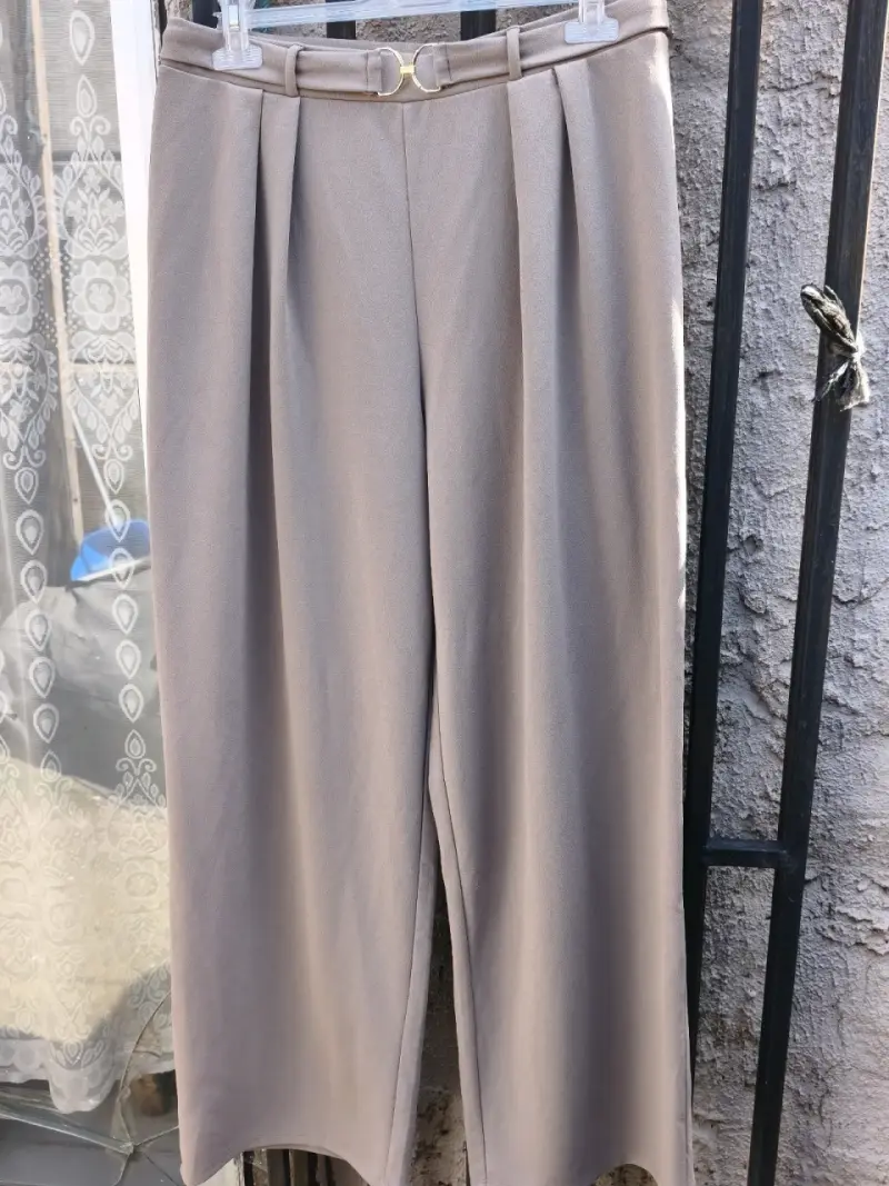 Pantalon de vestir beige con cinturón talla 40/42