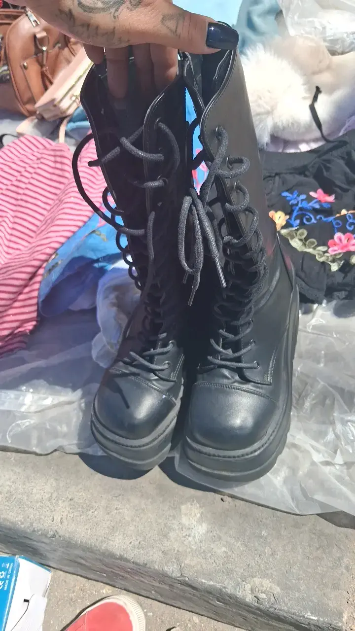 Botas negras de cuero con cordones - 1