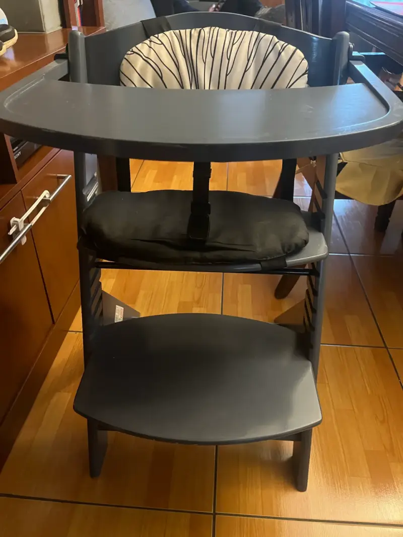 Silla alta para bebé de madera gris - 1
