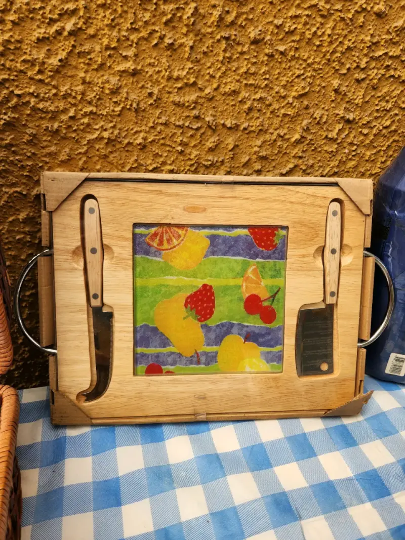 Tabla madera con cuchillos para quesos