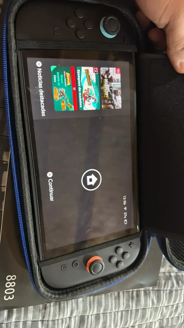 Consola portátil con juegos y estuche como nuevo - 1
