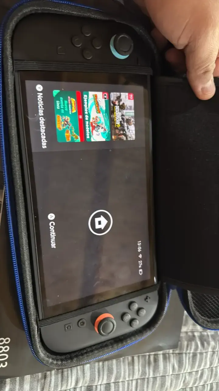 Consola portátil con juegos y estuche como nuevo - 2