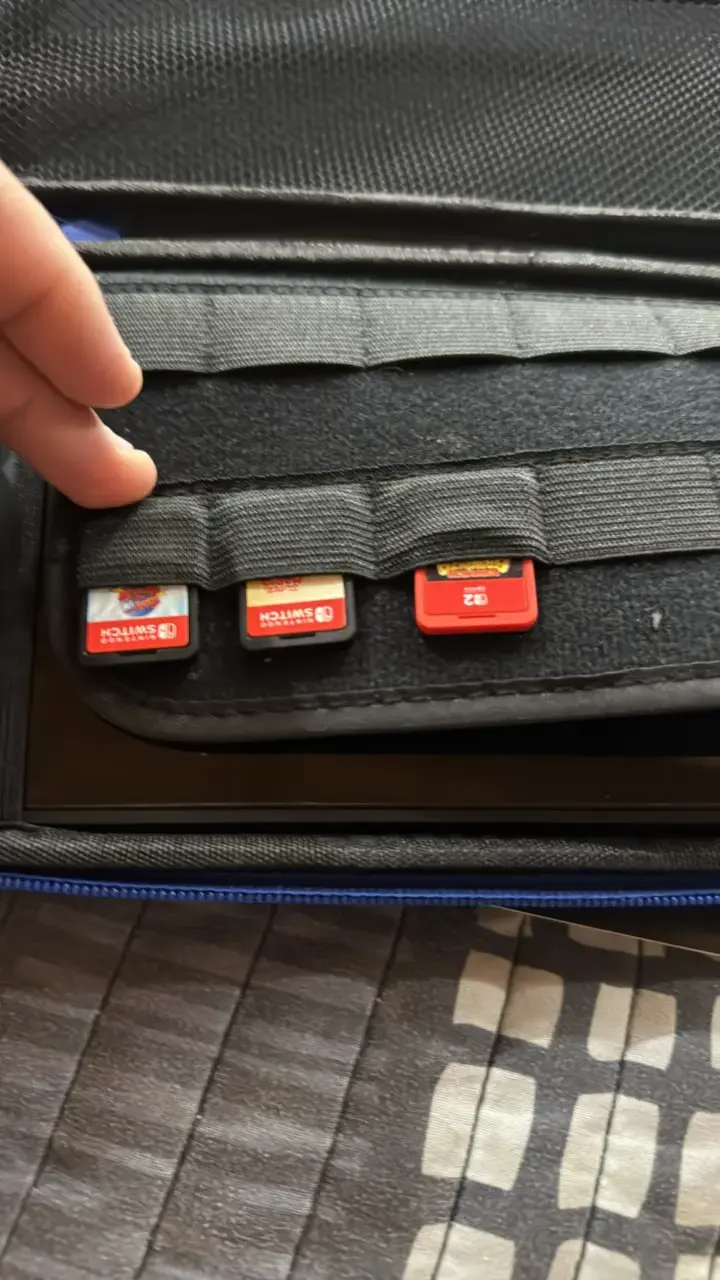 Consola portátil con juegos y estuche como nuevo - 3