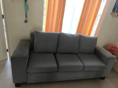 Sofá gris de tres plazas en buen estado - miniatura 1