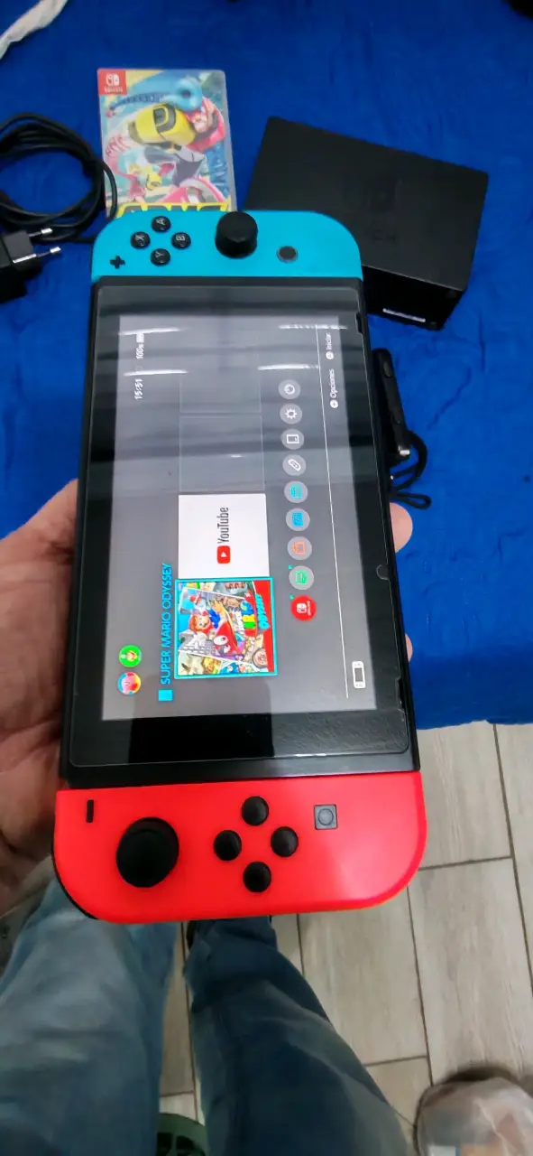 Consola Nintendo Switch con juego ARMS y accesorios - 2