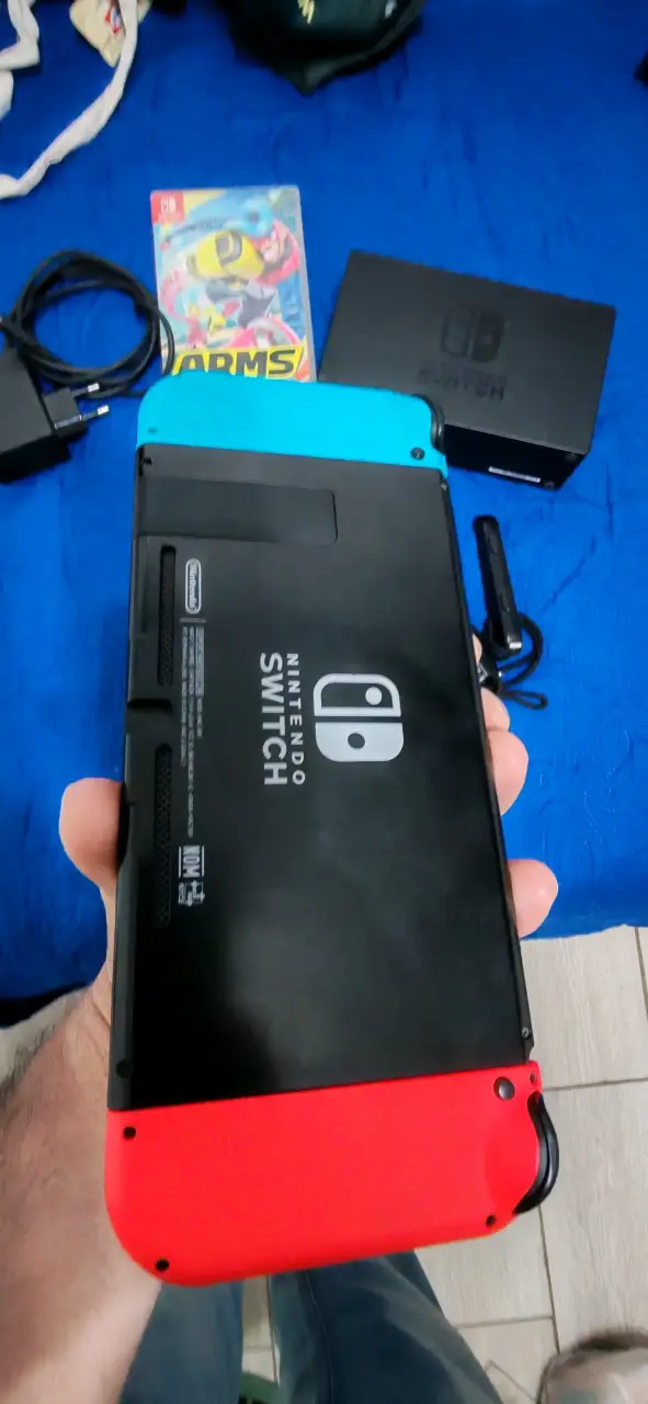 Consola Nintendo Switch con juego ARMS y accesorios - 3