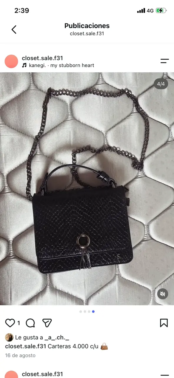 Cartera negra con cadena metálica elegante
