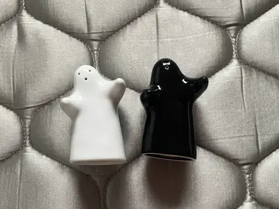 Set de salero y pimentero de cerámica en forma de fantasmas - miniatura 1