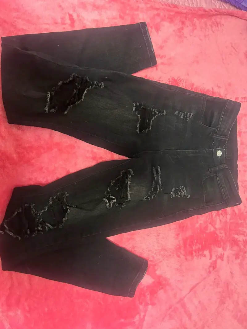 Jeans negros rasgados para mujer