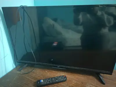 Televisor BGH con control remoto - miniatura 1