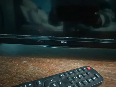 Televisor BGH con control remoto - miniatura 2