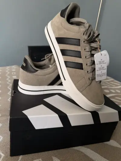 Zapatillas Adidas Daily 4.0 beige y negras - miniatura 1