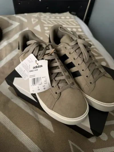 Zapatillas Adidas Daily 4.0 beige y negras - miniatura 3