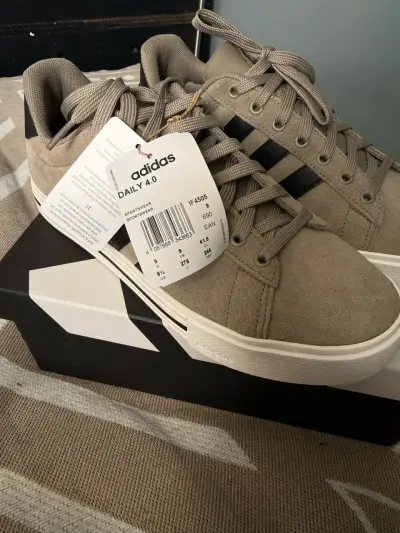 Zapatillas Adidas Daily 4.0 beige y negras - miniatura 4