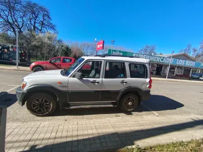 Camioneta SUV Mahindra Scorpio 4x4 en buen estado - miniatura 1
