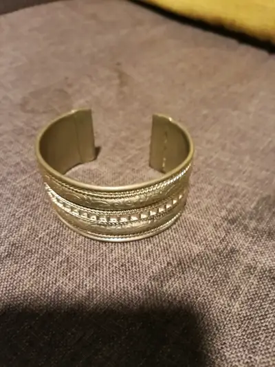 Brazalete ancho de metal dorado con diseño grabado - miniatura 1