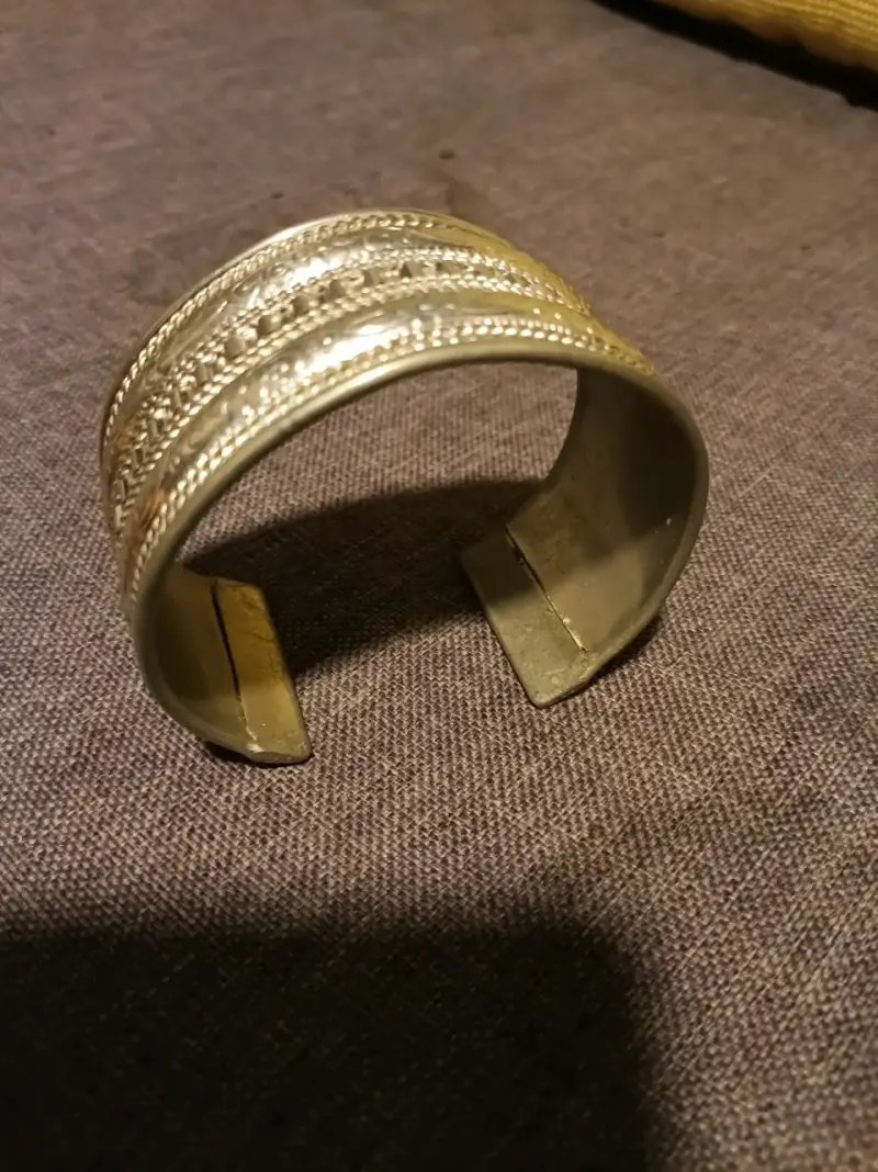 Brazalete ancho de metal dorado con diseño grabado - 2