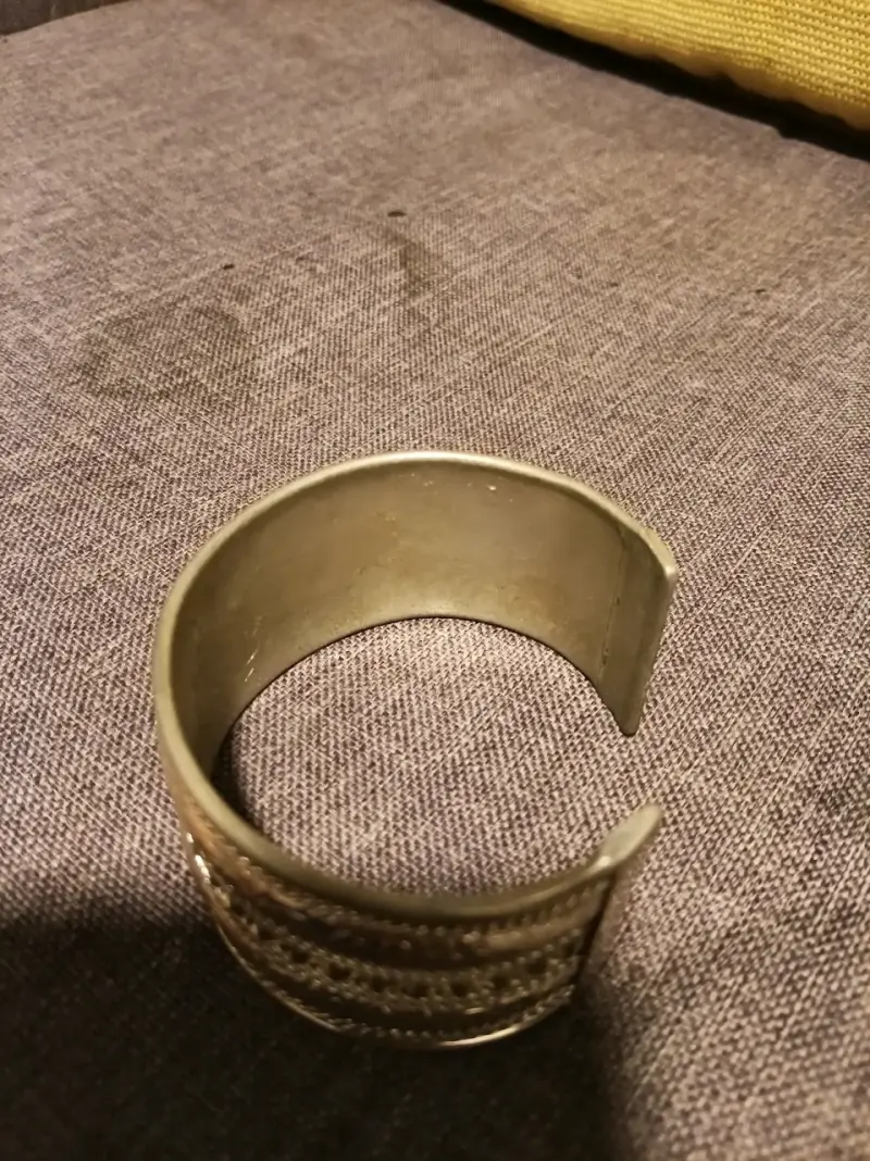 Brazalete ancho de metal dorado con diseño grabado - 3