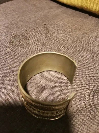 Brazalete ancho de metal dorado con diseño grabado - miniatura 3
