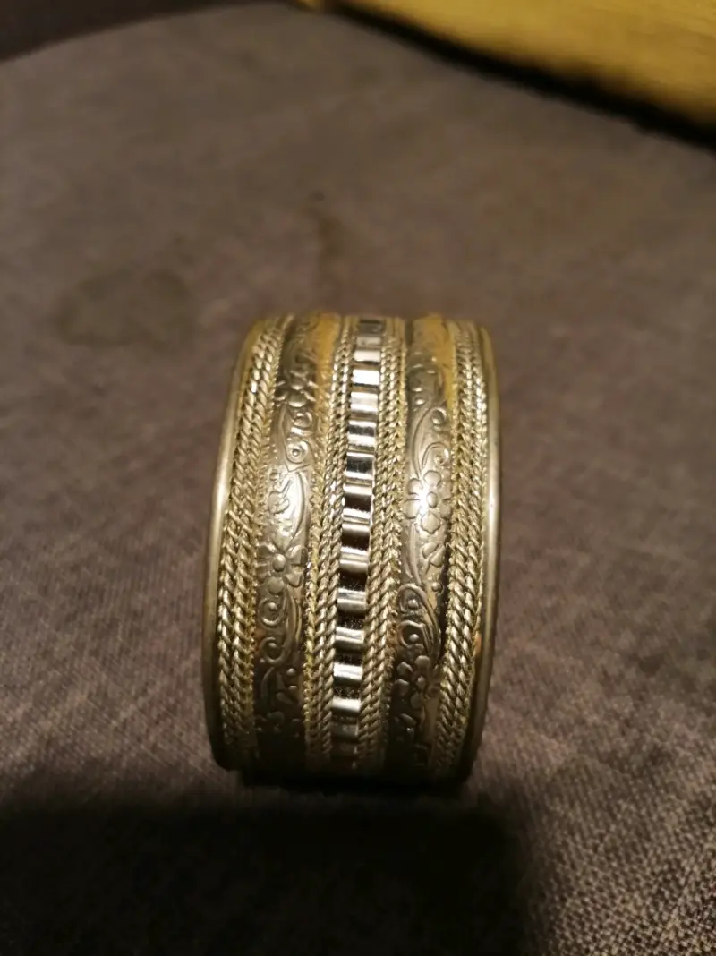 Brazalete ancho de metal dorado con diseño grabado - 4