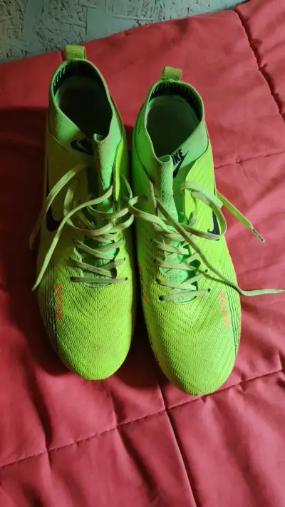 Zapatillas de fútbol Nike verdes con tacos - miniatura 1