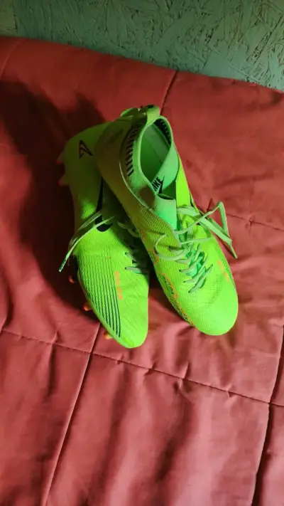 Zapatillas de fútbol Nike verdes con tacos - miniatura 3