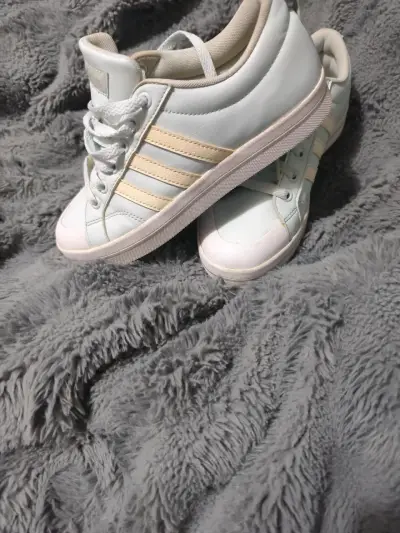 Zapatillas deportivas celestes con rayas beige - miniatura 1