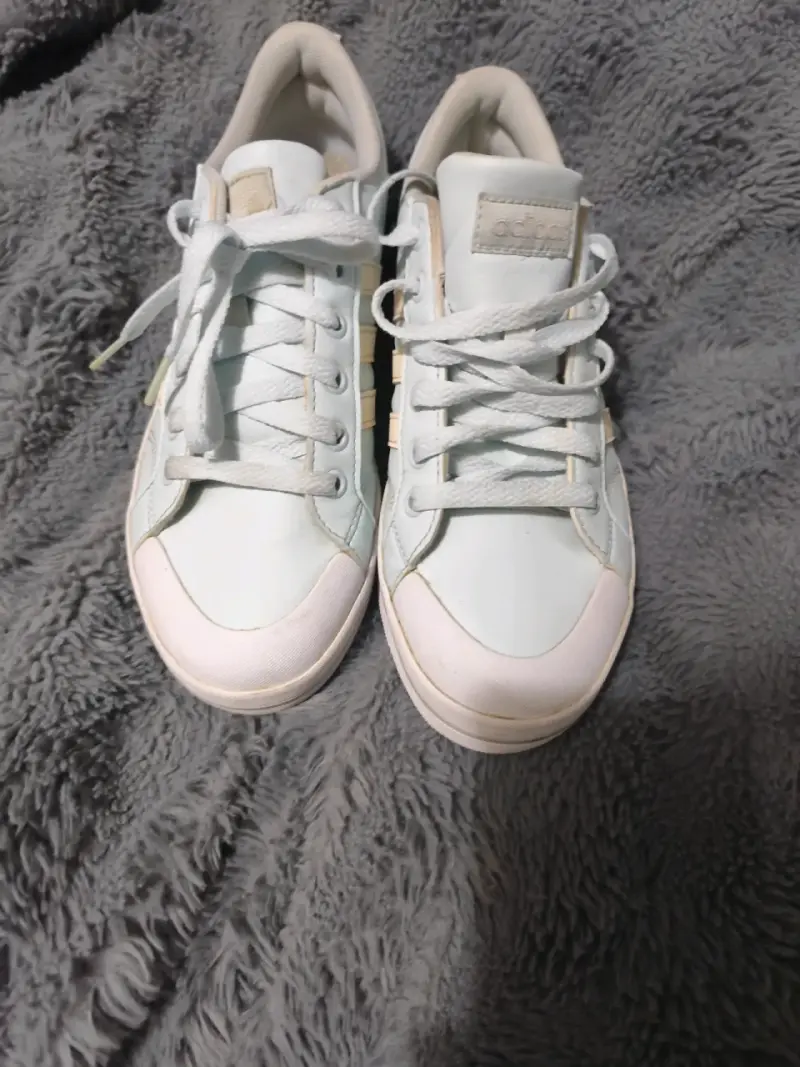 Zapatillas deportivas celestes con rayas beige - 2