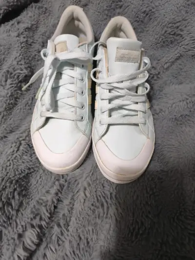 Zapatillas deportivas celestes con rayas beige - miniatura 2
