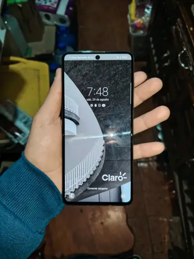 Smartphone Samsung Galaxy A71 en buen estado - miniatura 1