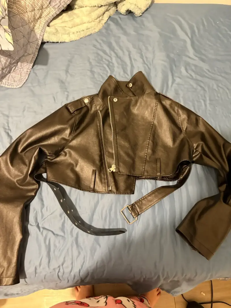 Chaqueta corta de cuero sintético negra