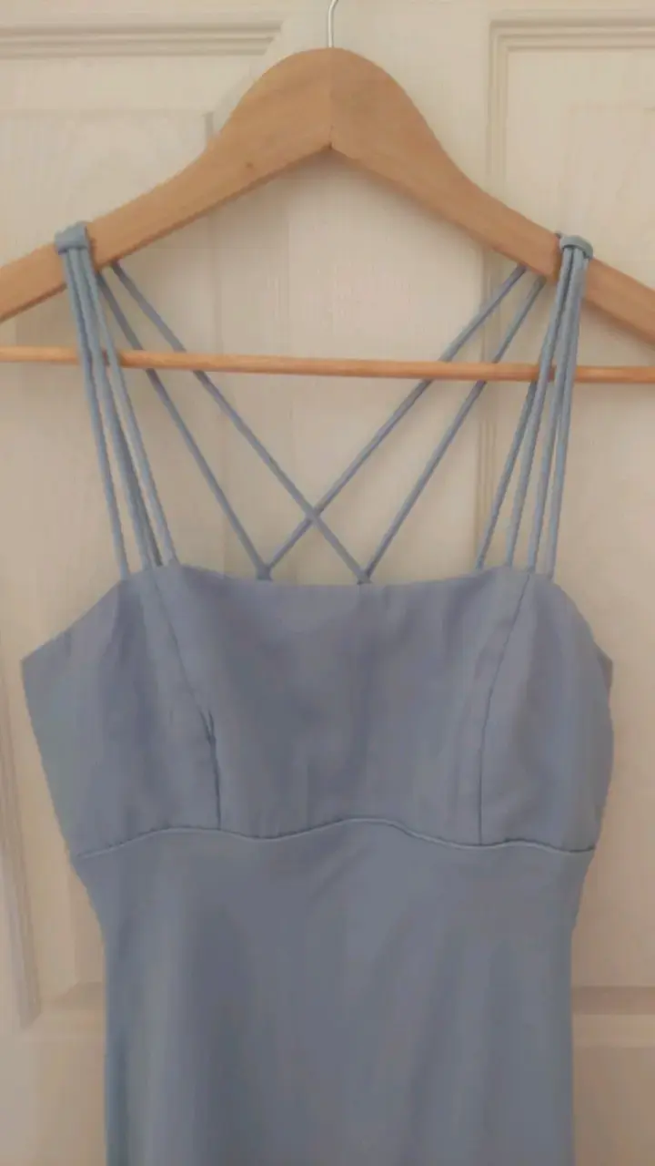 Vestido largo azul lavanda con tirantes cruz - 4
