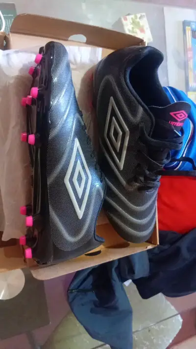 Botines de fútbol Umbro Toccare V FG negros - miniatura 1