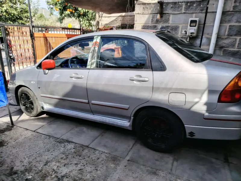 Auto Suzuki Aerio 2006 en buen estado - 5