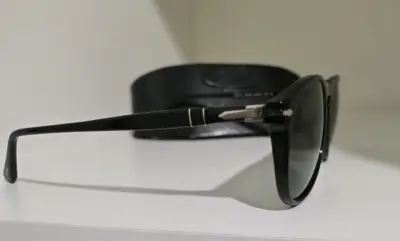 Gafas de Sol Persol Negras Clásicas - miniatura 2