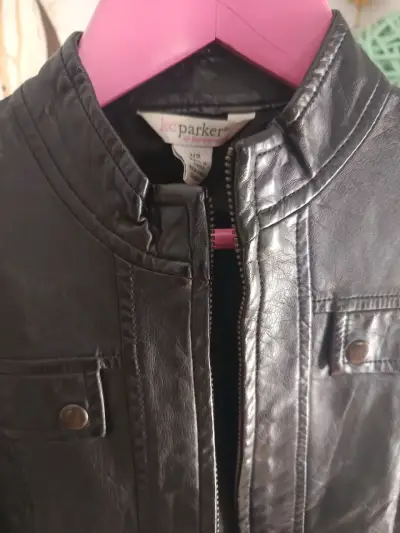 Chaqueta de cuero sintético negra para niña - miniatura 2