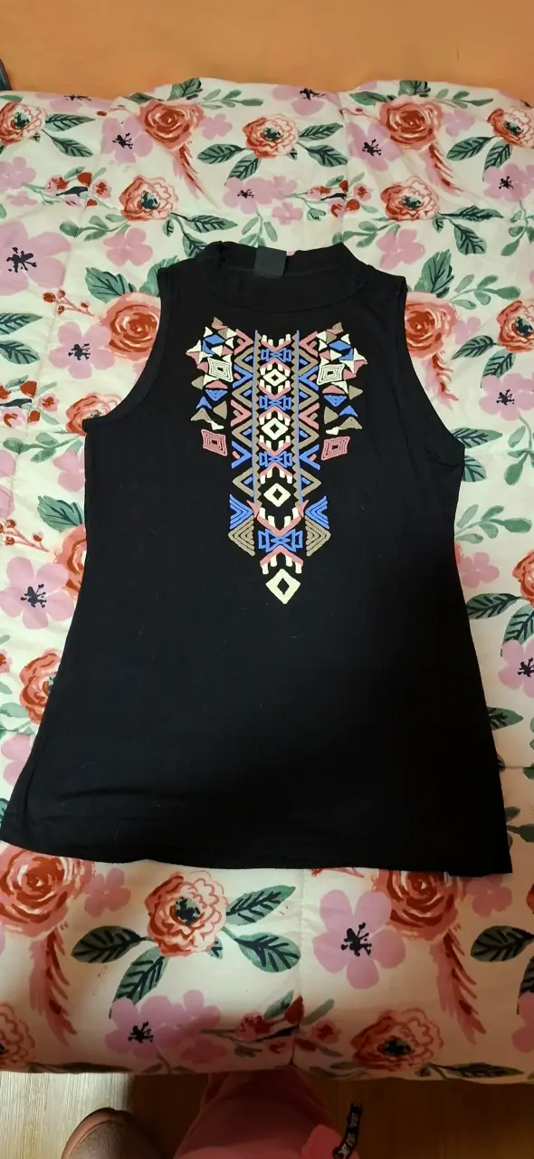 Polera sin mangas negra con diseño étnico - 1