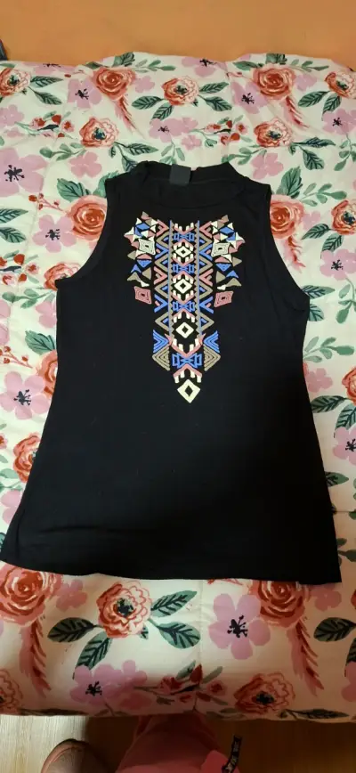Polera sin mangas negra con diseño étnico - miniatura 1