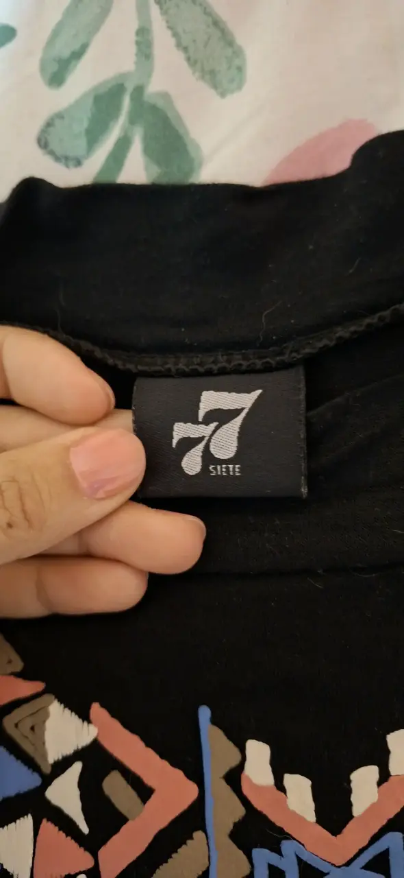 Polera sin mangas negra con diseño étnico - 2