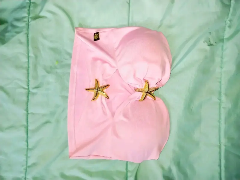 Top de bikini rosado con detalles de estrella de mar
